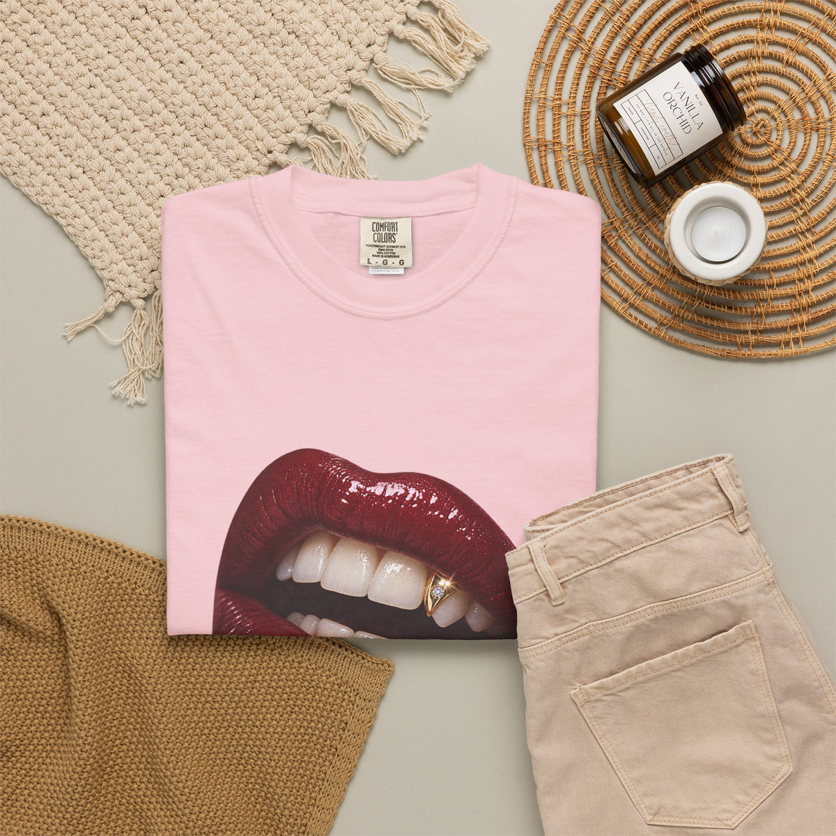 Burgundy Kiss Graphic Tee – Glossy Lips & Gold Tooth Print – Comfort Colors 1717