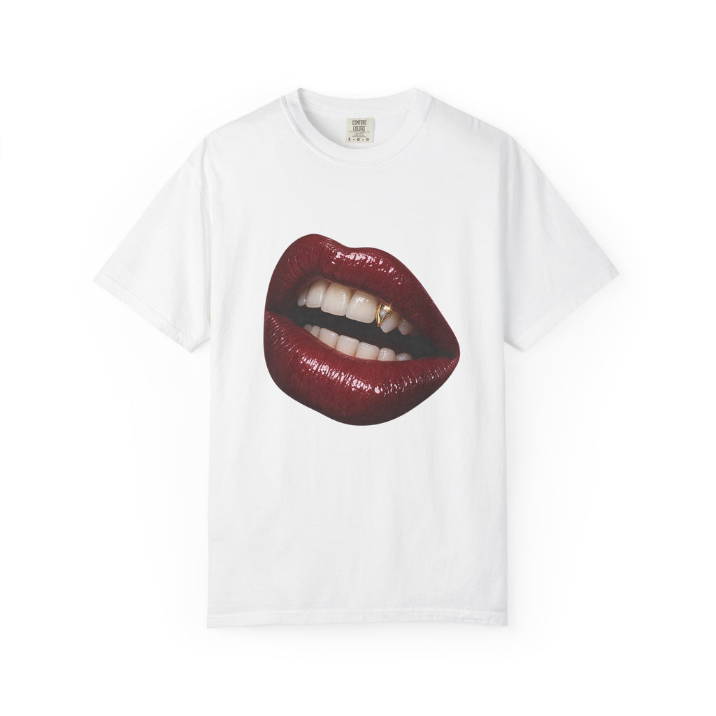 Burgundy Kiss Graphic Tee – Glossy Lips & Gold Tooth Print – Comfort Colors 1717