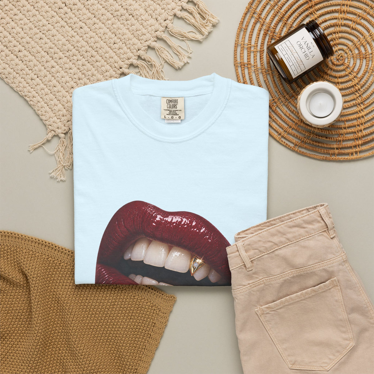Burgundy Kiss Graphic Tee – Glossy Lips & Gold Tooth Print – Comfort Colors 1717